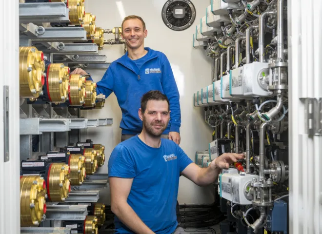 Medwerkers Marine Systems bezig met technische installatie